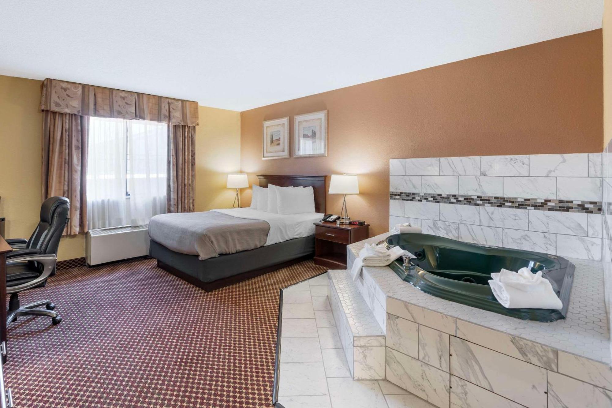 Quality Inn & Suites Bloomington University Area Ngoại thất bức ảnh