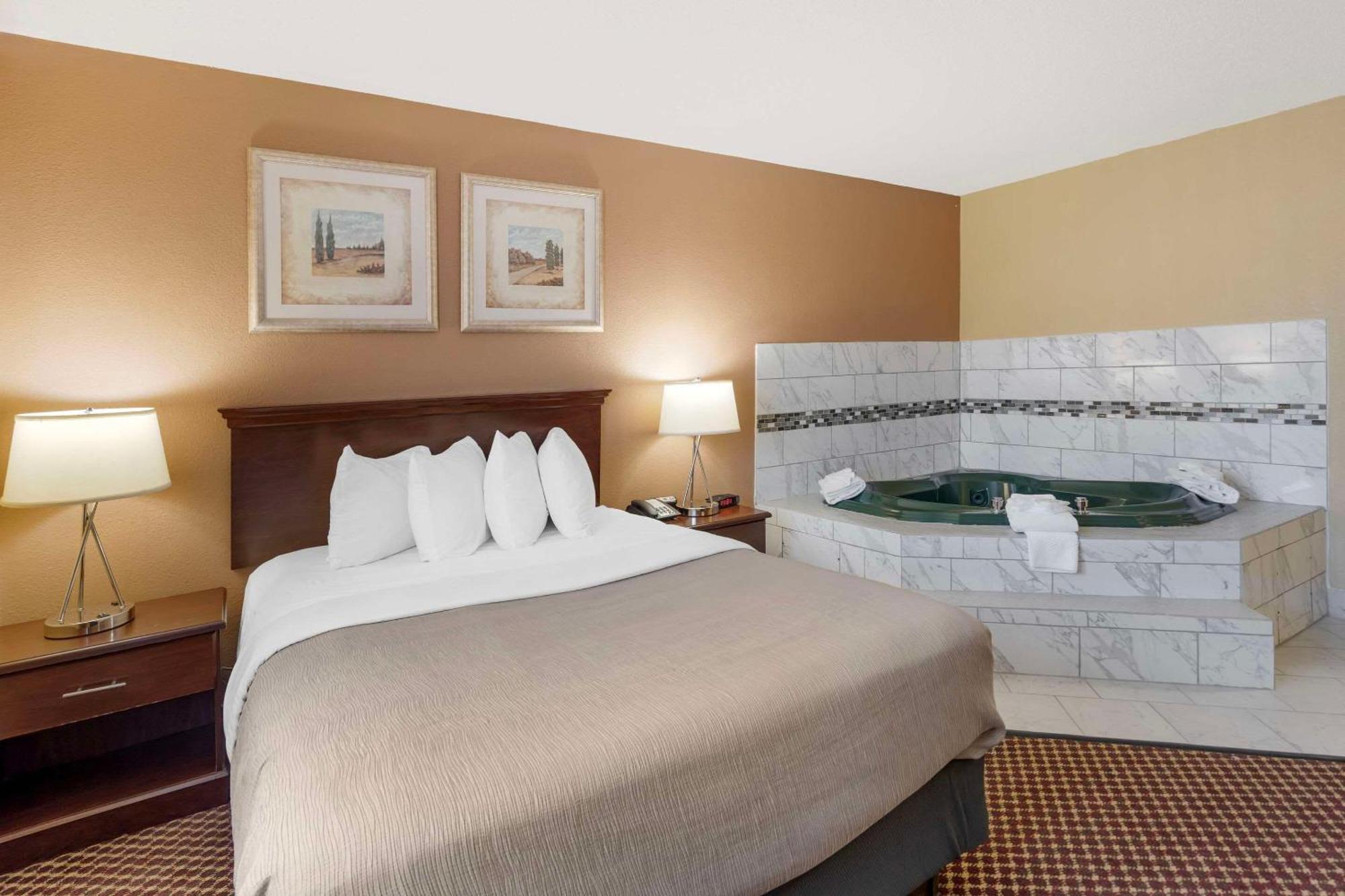 Quality Inn & Suites Bloomington University Area Ngoại thất bức ảnh