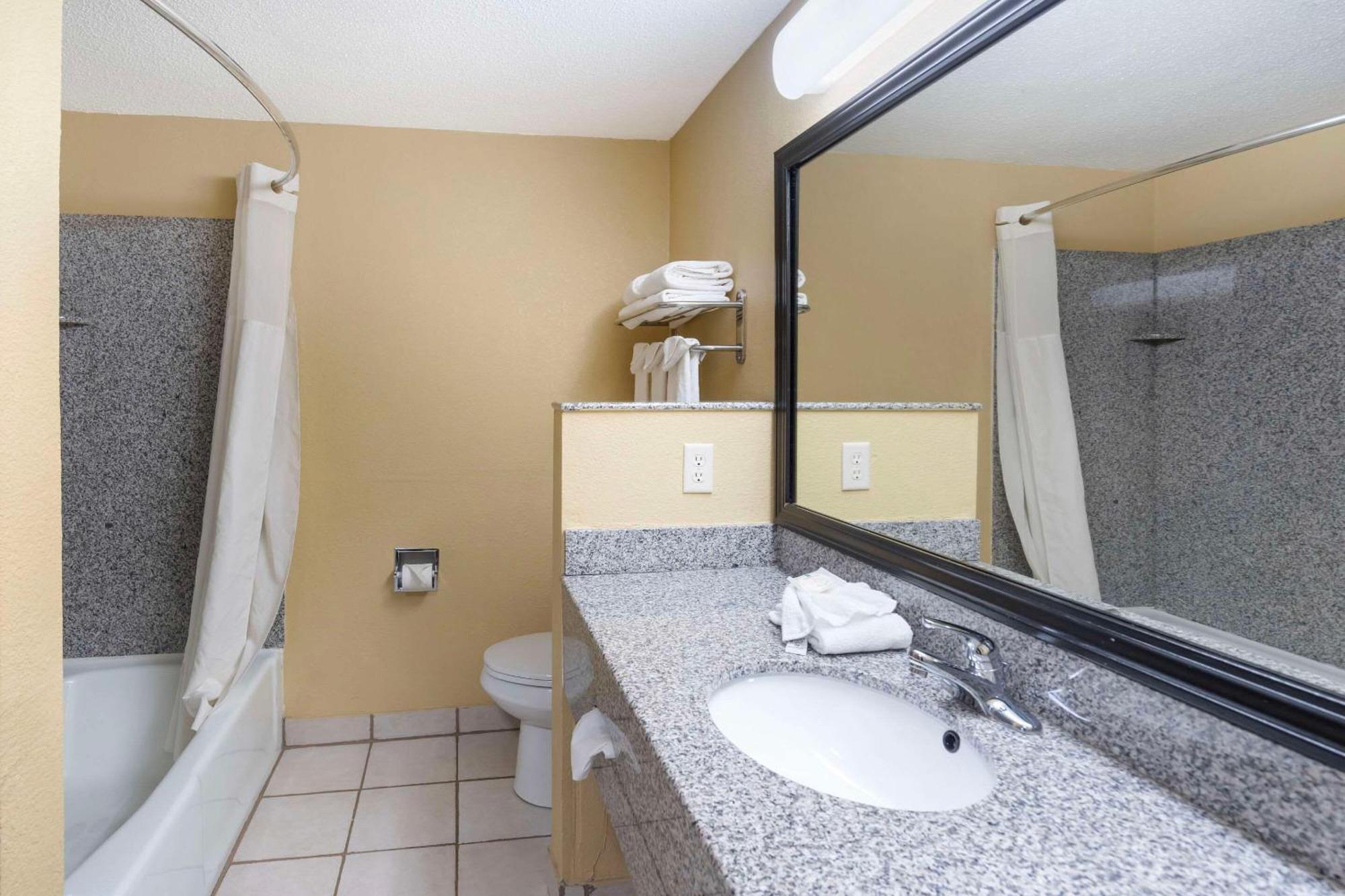 Quality Inn & Suites Bloomington University Area Ngoại thất bức ảnh